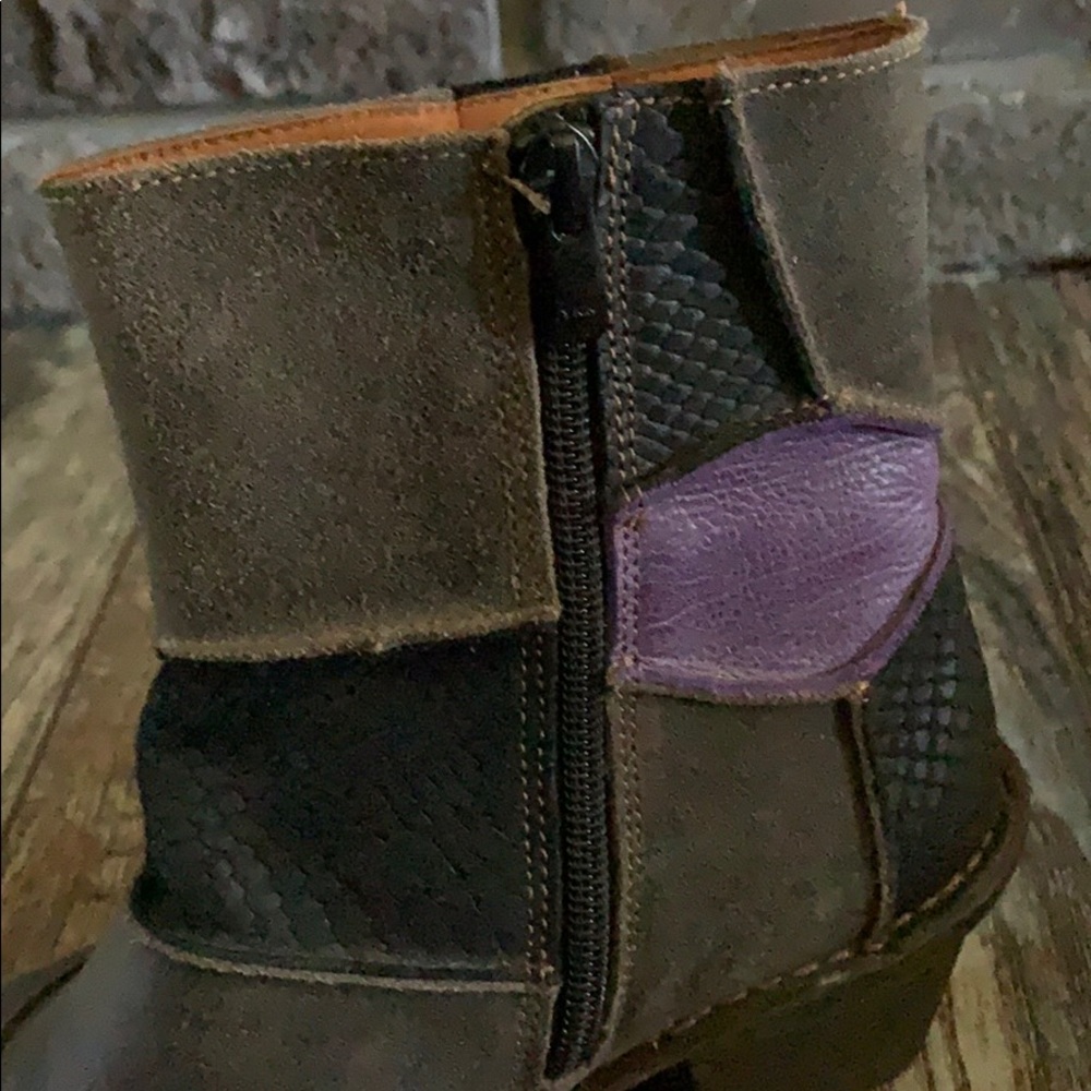 Boots - Picture 4 of 8
